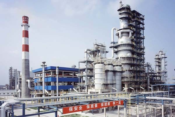 ▲ 중국의 정유단지. 중국과 달리 북한 정유시설은 30년도 더 된 노후시설이라 가동을 못할 가능성도 있다고 한다. [사진: 중국 지방정유시설 관련 중국망 보도화면 캡쳐]