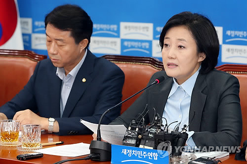 ▲ 새정치민주연합 박영선 국민공감혁신위원장(오른쪽)과 조정식 사무총장이 25일 열린 원내대책회의에서 이례적으로 '유언비어와의 전쟁'을 선포하고 나서 그 배경에 관심이 쏠리고 있다. ⓒ연합뉴스