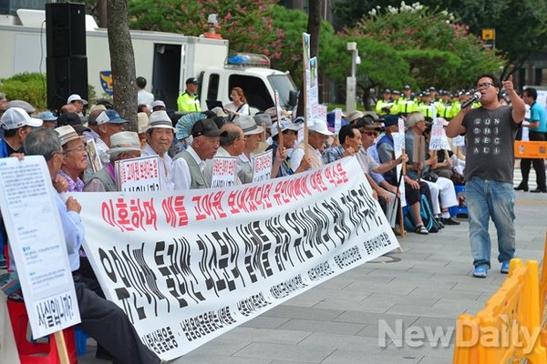 ▲ 어버이연합 박완석 사무총장이 단식중인 야당의원들을 강도높게 비판하고 있다.ⓒ 뉴데일리 정상윤 기자