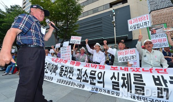 ▲ 이정문 어버이연합 안산지부장이 김영오씨 괴소문에 대한 진실을 요구하고 있다.ⓒ 뉴데일리 정상윤 기자