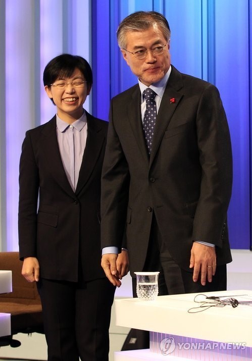 ▲ 지난 2012년 12월4일 문재인 후보와 이정희 후보가 TV토론에 나란히 참석하고 있다. ⓒ연합뉴스