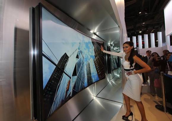 ▲ 삼성전자는 IFA 2014에서 업계 최대 크기의 105형 벤더블 UHD TV를 비롯해 얼마 전 유럽에서 본격 판매를 시작한 105형 커브드 UHD TV 등 삼성전자가 보유하고 있는 커브드 UHD TV 라인업을 대거 공개한다. 사진은 지난 CES 2014에서 공개한 85형 벤더블 UHD TV. ⓒ 삼성전자 제공.
