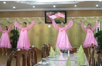 화려한 옷차림에 가린 북한여성 성접대 (자료사진)
