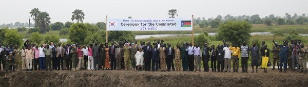 ▲ 3. 백나일강 제방 준공식 행사에 참석한 주요 인사들과 주민들이 함께 '한빛부대 넘버 원'을 외치며 제방 완공을 기뻐하고 있다.ⓒ합동참모본부