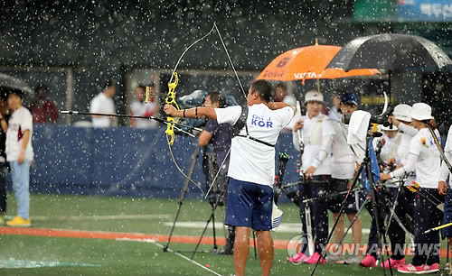 ▲ 인천아시안게임에 출전하는 대한민국 양궁 대표팀 선수들은 26일 목동구장에서 폭우가 쏟아지는 가운데 '소음 적응 훈련'을 하고 있다.ⓒ연합뉴스