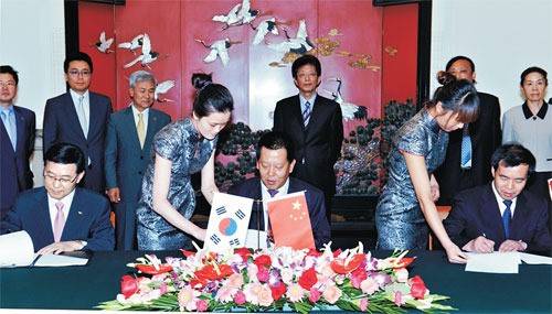 ▲ 지난 5일 중국 베이징에서 열린 합작법인 체결식에서 SK이노베이션 구자영 부회장, 왕옌 베이징전공 사장, 장시용 베이징자동차 총경리(왼쪽부터)가 계약서에 서명하고 있다. ⓒSK이노베이션
