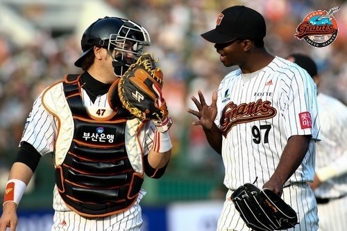 ▲ 롯데 자이언츠의 포수 강민호와 투수 유먼(오른쪽) 선수.ⓒ롯데 자이언츠
