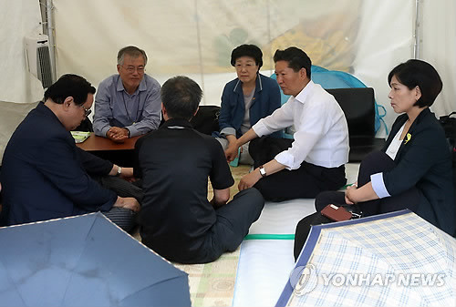 ▲ 광화문 떼단식에 동조한 새정치민주연합 문재인 의원과 정청래 의원. 특히 정청래 의원은 25일 자신의 트위터에 국민 여론을 마음대로 도용했다는 빈축을 사고 있다. ⓒ연합뉴스DB