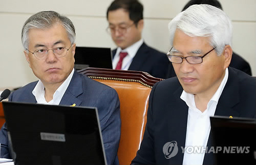 ▲ 같은 국회 국방위원회에 속해 있지만, 국정감사가 무산된 것을 아쉬워하는 백군기 의원(오른쪽)과 국감 등에 아랑곳하지 않고 떼단식에 동조하고 있는 문재인 의원(왼쪽)은 상반된 행보를 보이고 있다. ⓒ연합뉴스DB