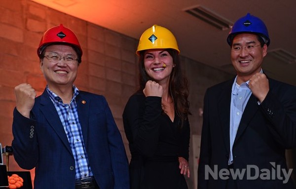 ▲ '최양희' 미창부장관, '브리짓 빔' 구글 창업지원팀 파트너십 및 프로그램 수석 매니저, '존 리' 구글코리아 사장(왼쪽부터) ⓒ 뉴데일리 정상윤