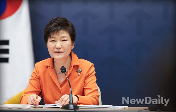 박근혜 대통령은 27일 오후 8월 ‘문화가 있는 날’을 맞아 연극과 뮤지컬의 융‧복합 공연 <One Day>를 관람했다. 자료사진. ⓒ 뉴데일리(청와대 제공)