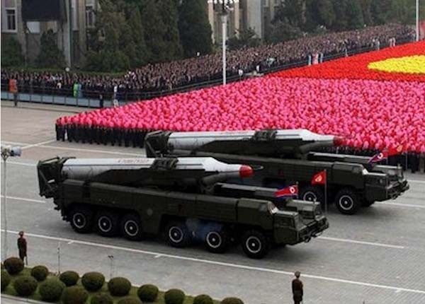 ▲ 북한 열병식에 등장한 '무수단 미사일'. 구 소련제 SS-N-6(R-27)과 거의 비슷하다. [사진: 열병식 조선중앙TV 보도화면 캡쳐]