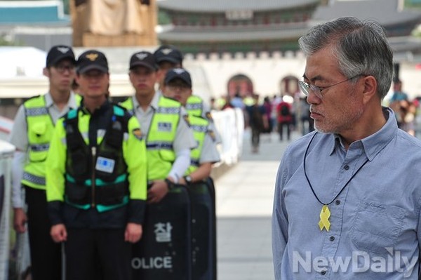 ▲ 27일 오전 10시, 한산한 광화문 떼단식장의 새정치민주연합 문재인 의원의 모습. ⓒ정재훈 기자