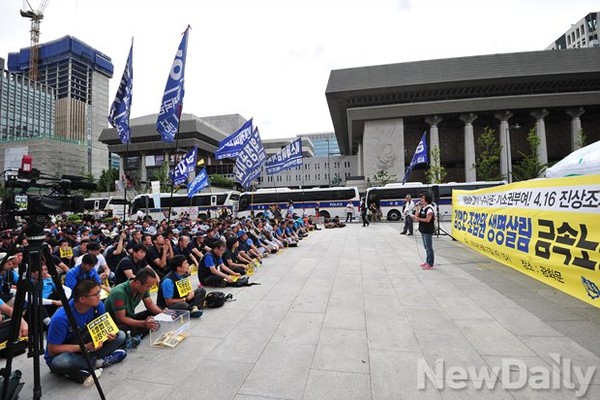 ▲ 27일 광화문 광장에서 열린 금속노조 주최의 집회에서 여성 조합원이 선동 발언을 하고 있다. ⓒ정재훈 기자