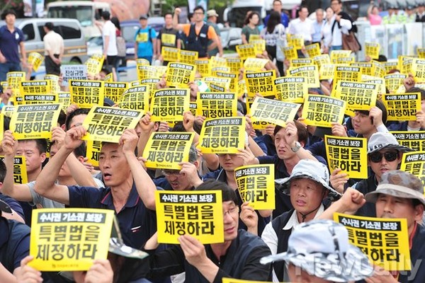 ▲ 포토타임과 함께 손피켓을 들고 구호를 외치는 금속노조 집회 참석자들. ⓒ정재훈 기자