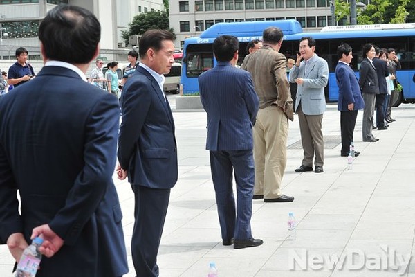 ▲ 광화문 피케팅에 나선 새정치민주연합 의원들. 아직 피켓을 받기 전이라 시선을 어디에 둬야 할지 몰라 엉거주춤한 모습들이다. ⓒ정재훈 기자