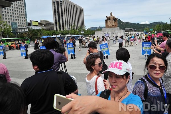 ▲ 새정치민주연합의 피케팅에도 불구하고 광화문 광장은 여느 때와 다르지 않은 모습이었다. ⓒ정재훈 기자