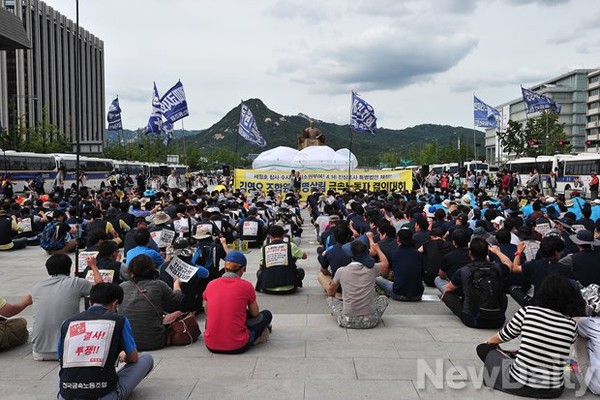 ▲ 27일 광화문 광장에서 열린 금속노조 주최의 집회에서 깃발들이 바람에 나부끼고 있다. ⓒ정재훈 기자