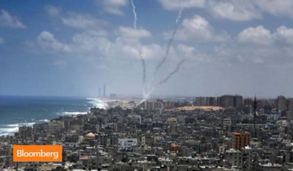 ▲ 이스라엘 도심으로 날아오는 하마스 로켓을 요격하는 아이언 돔의 모습 [사진: 블룸버그 보도화면 캡쳐]