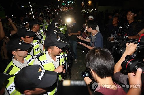 ▲ 25일 오후 서울 광화문광장에서 열린 세월호특별법 제정 촉구 집회. 집회가 끝난 뒤 일부 참가자들이 종로구 청운동사무소 앞에서 경찰과 대치하고 있다.ⓒ 사진 연합뉴스