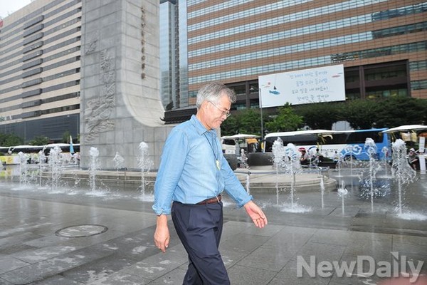 ▲ 광화문 단식천막을 나와 걷고있는 문재인 의원 ⓒ뉴데일리 정재훈