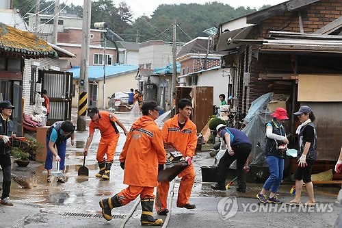 ▲ 문재인 농성캠프 근처에서 어디론가 문자를 보내고 있는 남성.    ⓒ뉴데일리 정재훈