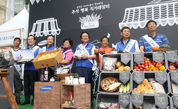 ▲ 27일 삼성 서초사옥 딜라이트 광장에서 열린 '추석 직거래장터'에 삼성 사장단들이 참석해 해당 마을의 부스에서 일일점장으로 활동하고 선물도 구입했다. (왼쪽부터) 김철교 삼성테크윈 사장(왼쪽 두번째), 김신 삼성물산 사장(왼쪽 세번째), 박근희 삼성사회봉사단 부회장(왼쪽 다섯번째), 이상훈 삼성전자 사장(왼쪽 일곱번째) ⓒ삼성