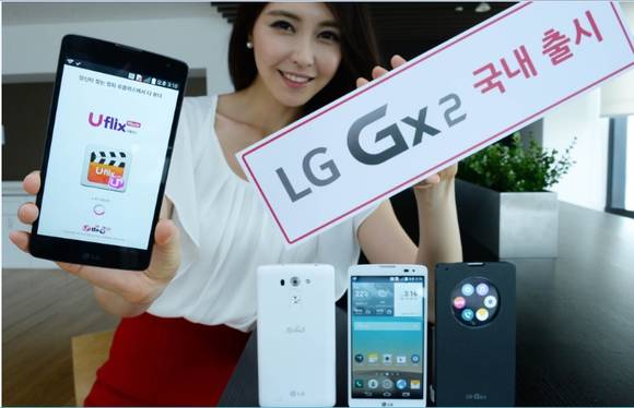 ▲ 서울 여의도 트윈타워에서 LG전자 모델이 'LG Gx2'를 손에 들고 제품을 소개하고 있다. ⓒ LG전자 제공.