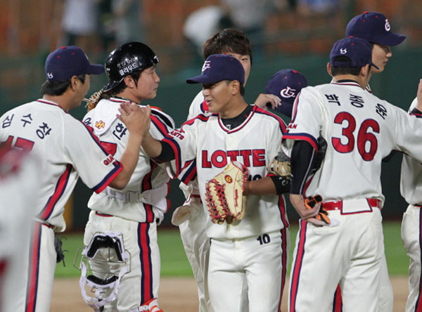 ▲ 2014년 8월27일, 삼성 라이온즈를 상대로 7연패의 사슬을 끊은 롯데 자이언츠 선수단.ⓒ롯데 자이언츠