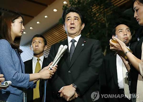 ▲ 지난 6월 20일 고노담화 검증보고서를 日중의원에 제출한 뒤 기자들과 만난 아베 신조 일본총리. ⓒ연합뉴스. 무단전재 및 재배포 금지.