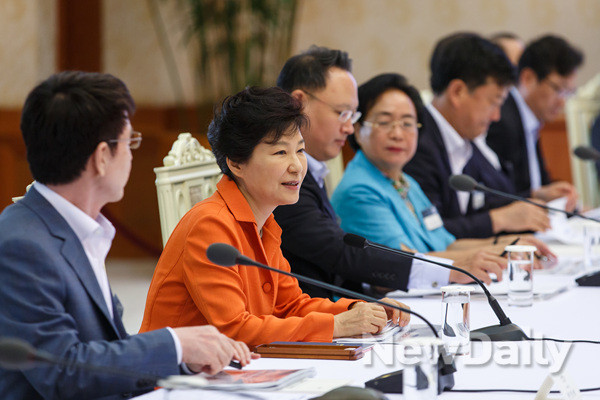 ▲ 박근혜 대통령이 지난 26일 청와대에서 제 5차 국민경제자문회의를 주재하고 있다. ⓒ 뉴데일리(청와대 제공)