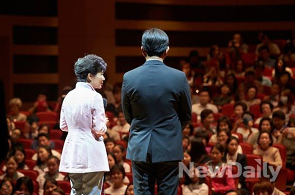 ▲ 박근혜 대통령이 지난 27일 8월 문화가 있는 날을 맞아 뮤지컬 원데이를 관람하고 있다. ⓒ 뉴데일리(청와대 제공)