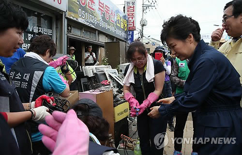 ▲ 박근혜 대통령은 28일 최근 폭우로 큰 피해를 본 부산을 찾아 “피해 조사가 끝나면 특별재난지구 선포를 검토하겠다”고 말했다.  ⓒ 연합뉴스