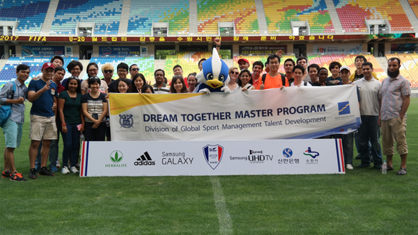 ▲ 프로축구 수원을 방문한 해외 스포츠행정가 지망생들.ⓒ프로축구연맹