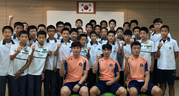 ▲ 안양중학교를 찾은 프로축구 안양 선수들.ⓒ프로축구연맹
