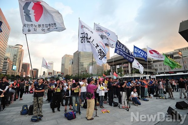 ▲ [세월호 특별법제정 민주노총 파업 결의대회]가 28일 오후 서울 광화문 광장에서 열렸다. 민노총은 당초 세월호 특별법 제정 촉구, 농성 중인 세월호 유가족 격려 방문 등을 공언했으나, [임금단체협상 투쟁 승리] 등의 구호를 외친 뒤 30분만에 해산했다.ⓒ 뉴데일리 DB