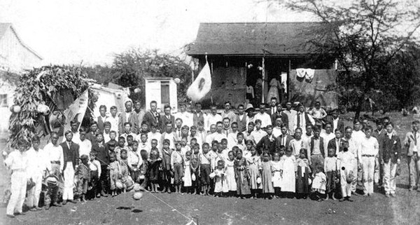 ▲ 하와이 사탕수수 농장에서 일하던 초기 한인들이 태극기를 걸고              고종황제의 생일 축하행사를 가졌다.(1907년)