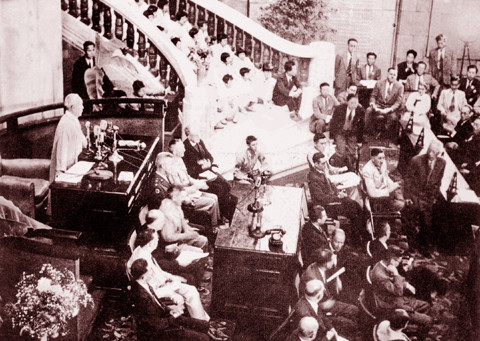 ▲ 1945년 해방후 3년뒤1948년 총선거를 거쳐 5월31일 중앙청에서 제헌국회 개원식. 왼쪽 이승만의 개원연설.