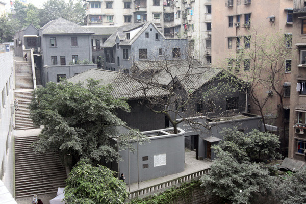 중국 중경에 남아있는 임시정부 청사. 고층아파트와 주택가에 끼여있다.