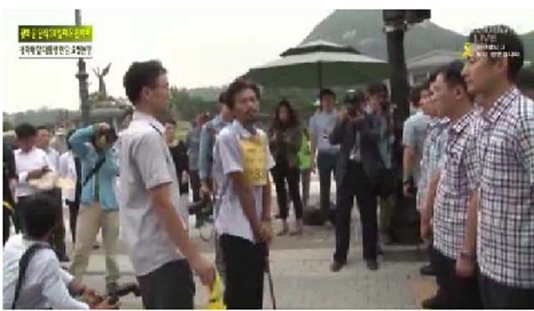김영오 씨가 청와대 앞에서 경찰에 가로막히자 욕설을 퍼붓는 장면 [사진: 유튜브 편집본 영상 캡쳐]