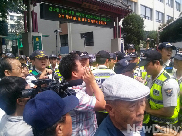 ▲ 새정치민주연합 박영선 원내대표가 탄 버스를 향해 소리치는 어버이연합 회원. ⓒ배민성 기자