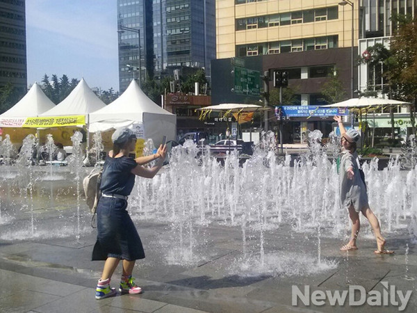 ▲ 광화문 광장에서 즐거운 듯 사진을 찍고 있는 외국인 관광객. ⓒ배민성기자