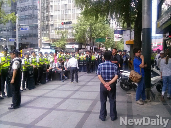 ▲ 새정치민주연합 박영선 원내대표와 어버이연합의 충돌을 막기 위해 모인 의경들. ⓒ배민성 기자