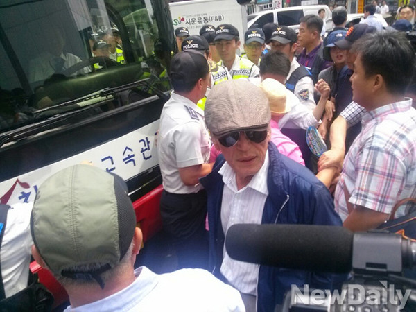 ▲ 새정치민주연합 박영선 원내대표가 탄 버스를 가로막고 서 있는 어버이연합 회원. ⓒ뉴데일리 배민성 기자