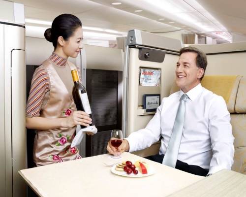 ▲ 아시아나항공은 세계적인 비즈니스 여행전문지 미국 글로벌 트래블러(Global Traveler)지의 '올해의 기내 와인품평회'에서 퍼스트클래스 종합 부문 1위에 선정됐다. ⓒ 아시아나 제공.