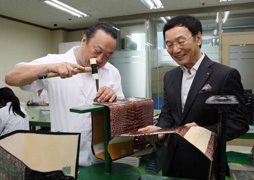 ▲ 국민은행이 중소기업 현장 방문을 위한 '스토리' 만들기에 나섰다. 사진은 이건호 국민은행장(오른쪽)이 휘권양행(대표 정윤호·왼쪽)을 방문한 모습. ⓒ 국민은행 제공