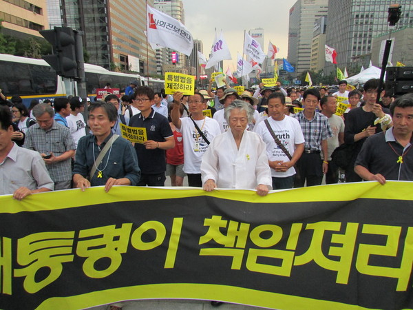 ▲ 자칭 국민대회를 마친 참가자들이 "대통령이 책임져라"는 플래카드를 앞장세운 채 청와대를 향해 행진을 시도하고 있다. ⓒ정도원 기자