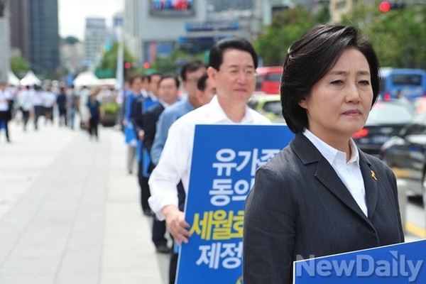 ▲ 강경투쟁에 돌입한 새민련 박영선 원내대표와 의원들이 27일 오후 서울 광화문광장에서 유가족이 동의하는 세월호 특별법 제정 촉구 시위를 벌이고 있다. ⓒ정재훈 기자