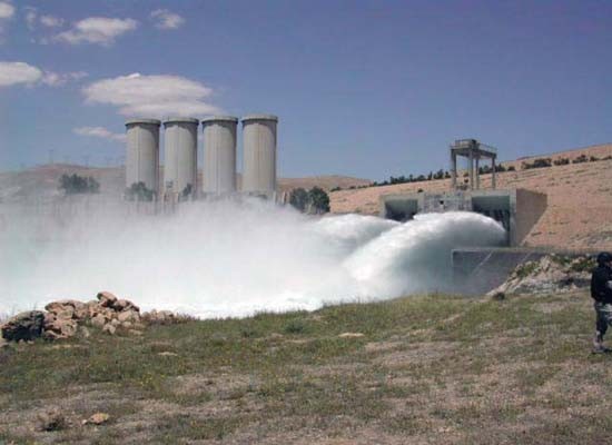 ▲ 저장한 물을 방류 중인 모술댐. 이라크에서 가장 큰 발전소이기도 하다. [사진: 이라크 비즈니스 뉴스 보도화면 캡쳐]