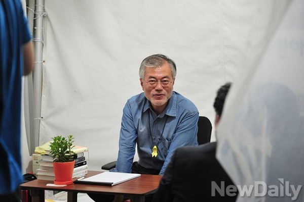 ▲ 세월호 특별법 여야 재합의안이 마련된 19일 돌연 단식을 시작했던 새정치민주연합 문재인 의원. ⓒ정재훈 기자